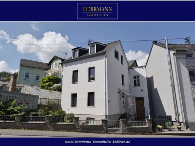 Familienfreundliches Einfamilienhaus mit Doppelgarage und Dachterrasse