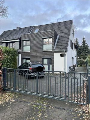 Schönes Familien-Haus mit 7 Zimmern und tollem Garten in Sasel