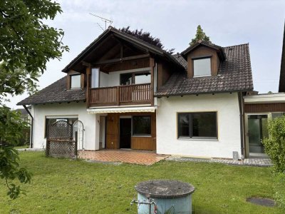 *Reserviert*  Zweifamilienhaus mit zwei getrennten Wohnungen. Sofort frei.