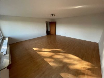 Helle 5-Zimmer-Wohnung mit Einbauküche, Gartenmitbenutzung und Garage in Oberurff