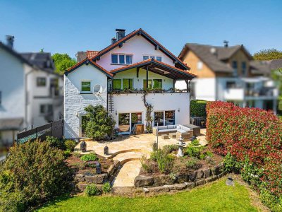 Malerisches Familienparadies im Grünen – mit Bachlauf, Teich und moderner Technik