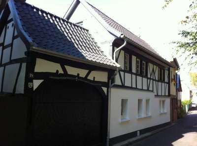 Fachwerkhaus mit begrüntem Innenhof in Rheinnähe sowie ruhiger Lage von Bonn-Plittersdorf