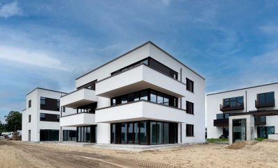 Wohnen am Wiesenpark: Exklusive & großzügige 3-Zi.-Wohnung mit Terrasse, Parkett & EBK!!!