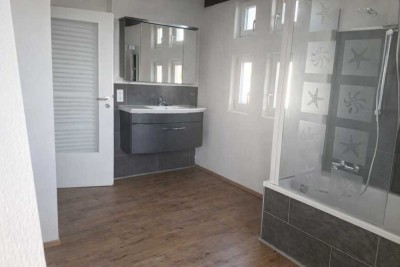 Neurenoviertes Mehrfamilienhaus mit drei modernen Wohnungen – historisches Ambiente