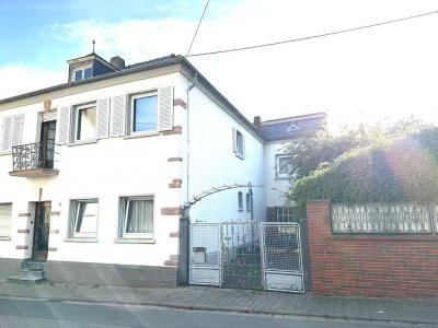 Alternative zur Eigentumswohnung ! Charmante DHH mit kleinem Hof in absolut idyllischer Lage!