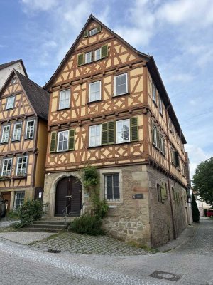 Denkmalgeschütztes Gebäude inmitten der Marbacher Altstadt