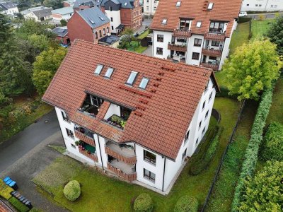 Kapitalanlage: Vermietete 3-Raum-Wohnung mit Balkon und Blick auf Lengenfeld!