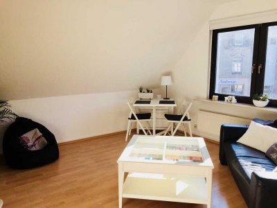 Attraktive und vollständig renovierte 2,5-Raum-Dachgeschosswohnung in Essen