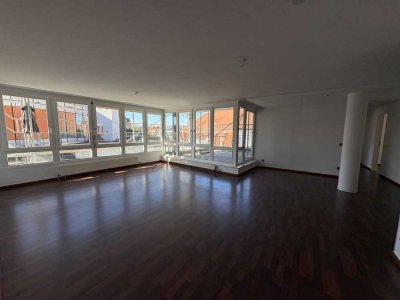 Großzügige Vier-Raum-Wohnung mit Terrasse