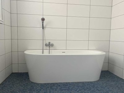 ***Ruhige, fast idyllische Insel inmitten von Frankfurt - helle sanierte 4-Zimmer-Wg. in Mainnähe***