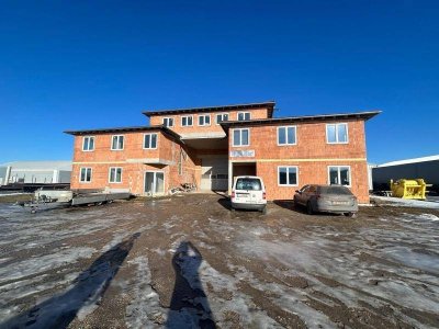 Betriebshallen mit diversen Büroräumlichkeiten!