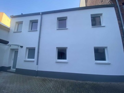 Luxuriöse und kernsanierte 4-Zimmer Wohnung 2 Stockwerke Parkett/Küche/2 Bäder