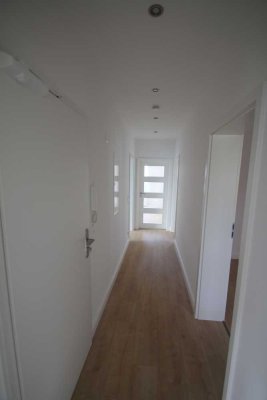 Erstbezug nach Sanierung mit Balkon und Einbauküche: Geschmackvolle 3-Raum-Erdgeschosswohnung