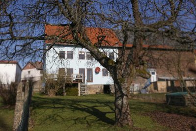 Schönes 1-Familienhaus mit Garagen und Garten