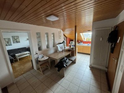 Stilvolle, gepflegte 3,5-Raum-DG-Wohnung mit Loggia und Einbauküche in Gundelsheim