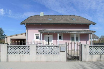 Schönes Haus mit Wohnkeller und großer Terrasse in familienfreundlicher Kulisse