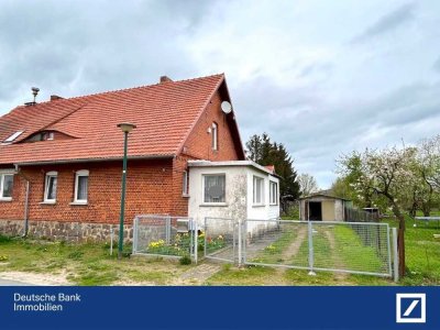Leben auf dem Land ! Doppelhaushälfte auf großem Grundstück mit Garage und viel Nebengelass