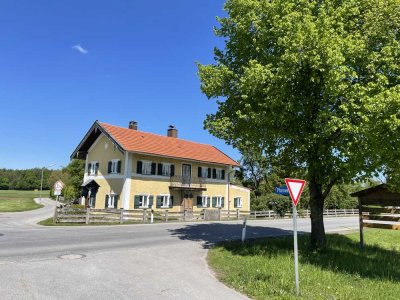 Das stilvolle Haus Bj ca. 1870 liegt am östlichen Ortsrand von Schaftlach im Alpenvorland