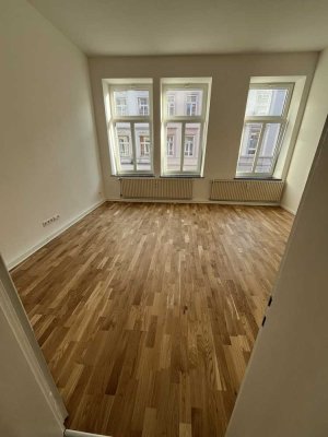 Komplett renovierte, helle 3-Zimmer Altbau-Wohnung