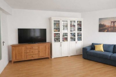 Helle 2,5-Zimmer-Wohnung mit Balkon, möbliert und mit Elektrogeräten ausgestattet, im 1. OG in Charl