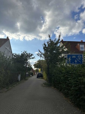 Attraktive 2-Zimmer-Wohnung mit sonnigem Balkon & Tiefgaragenstellplatz, ruhige Lage. Sofort frei!