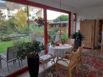 GROSSZÜGIGES HAUS MIT ROMANTISCHEM GARTEN
