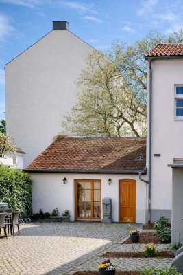 Einzigartiges Remisen-Juwel am Babelsberger Park – Aufstockung, Sanierung und Gartenhof-Idylle