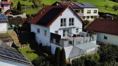 Freistehendes Zweifamilienhaus Garten,  Photovoltaikanlage und großer Terrasse mit Ausblick
