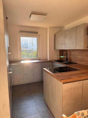 Neuwertige 3,5-Raum-Terrassenwohnung mit Garten und Einbauküche in bester Lage in Leonberg