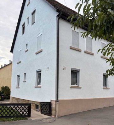 Vollständig renovierte Wohnung mit drei Zimmern und Einbauküche in Stuttgart