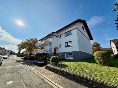 Platz für alle! Zweifamilienhaus mit ELW & 5 Garagen in ruhiger Lage