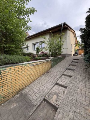 Schönes, ruhiges Einfamilienhaus mit Gartenanlage und Wintergarten