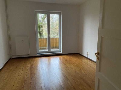 Dölitz-Dösen* tolle 2 Raum-Whg. mit Balkon * tlw. Dielenfußboden* Tageslichtbad mit Wanne