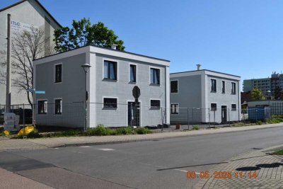 Das vordere Haus wartet noch auf einen freundlichen Mieter!