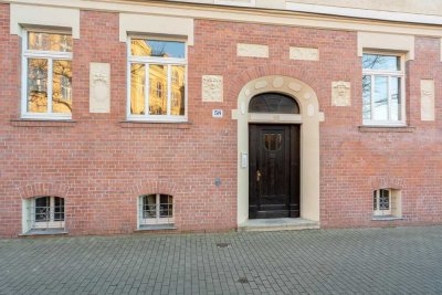 Sanierte, zentral gelegene Wohnung mit eigener Terrasse in wunderschönem Jugenstilhaus