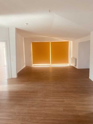 Stilvolle 3-Raum-Dachgeschosswohnung mit gehobener Innenausstattung mit EBK in Jena