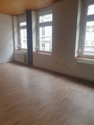 Altbaucharme in der Nordstadt ! 3 Zimmer  mit hohen Decken und schöner EBK, auch für WGS!