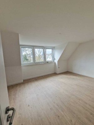 NEU SANIERTE DACHGESCHOSSWOHNUNG – HELL, RUHIG & ZENTRAL
