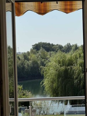 Seeblick, Südbalkon und Stellplatz. Zwei Zimmer Wohnung frisch renoviert