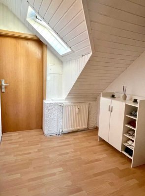 Günstige, gepflegte 3-Zimmer-DG-Wohnung mit Balkon in Ratheim