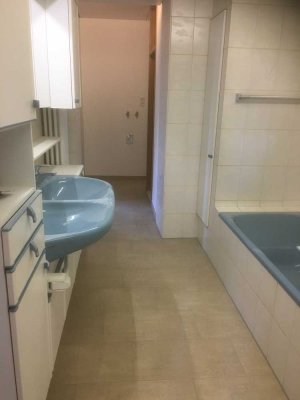 Freundliche und modernisierte 5-Raum-Wohnung mit geh. Innenausstattung mit EBK