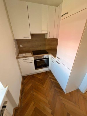 Gut geschnittene 2-Zimmer-Wohnung in zentraler und doch ruhiger Lage mit möblierter Küche in Ried