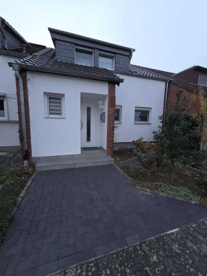 Einziehen und wohlfühlen! Gepflegtes Reihenmittelhaus in Seenähe mit ca. 90 m², Garten + Garage