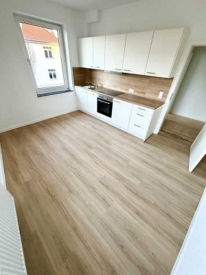 Erstbezug nach Renovierung! 2 Zimmer + Wohnküche + Bad mit Einbauküche