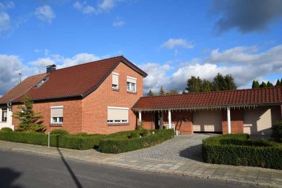 Traumhaftes Einfamilienhaus trifft auf nachhaltiges Holzwohnhaus – auf großem Grundstück!