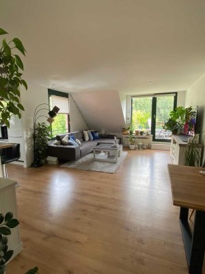 Besondere 3 Zimmer Wohnung mit offerner Küche und Dachterrasse in Trills