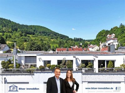 Helle Penthouse-Wohnung mit ca. 60 m² Außenfläche: Große Dachterrasse, Loggia und Balkon