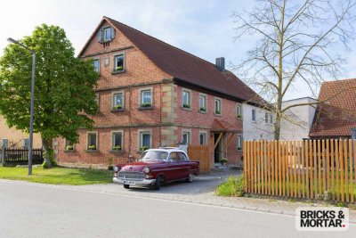 Sanierte Hofstelle mit Scheune, Garagen und Wiese