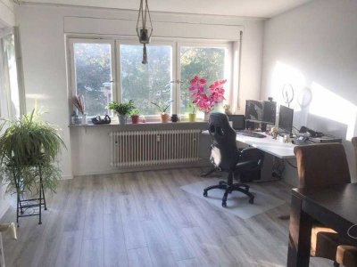Schöne, helle und gepflegte 2,5 Zi- Whg mit Balkon, AA und EBK in Tübingen