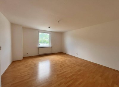 Einziehen & genießen: Große Wohnung mit Küche & Badewanne
